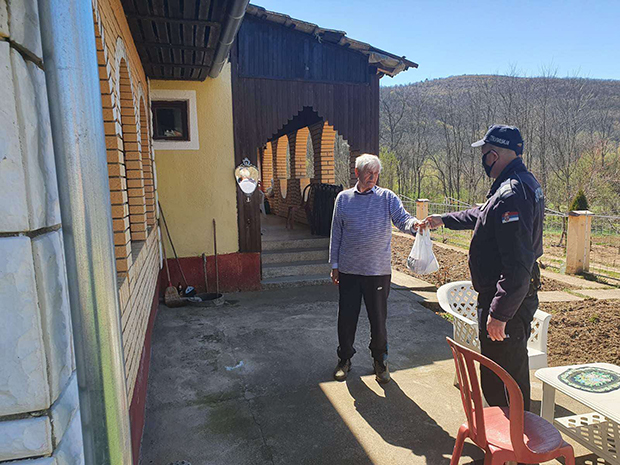 Полицајци помажу старијим грађанима (ФОТО/ВИДЕО)